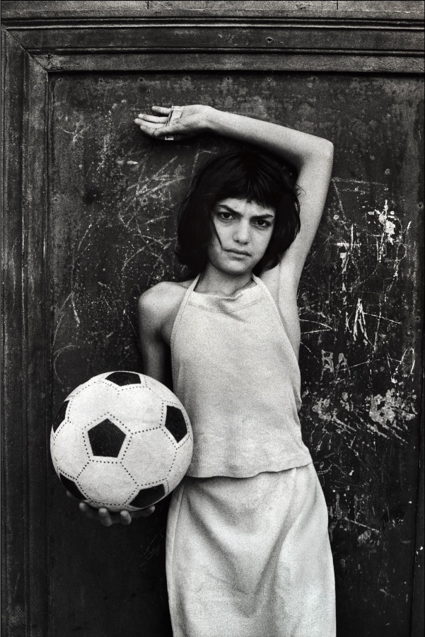 Quartiere Cala. La bambina con il pallone. Palermo, 1980 © Archivio Letizia Battaglia